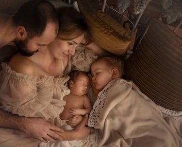 Profesjonalna sesja noworodkowa wykonana między 5. a 21. dniem życia.