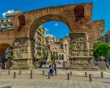 Thessaloniki arch in city center surrounded by park and buildings
