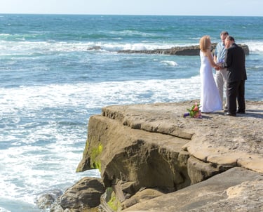 elopement wedding on cliffside at la Jolla beach @sddweddings