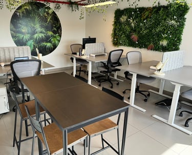 Bureau ergonomique et moderne dans l'espace du coworking