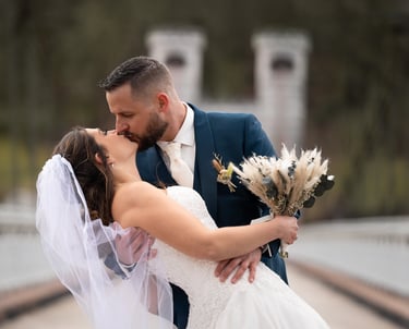 Moment de tendresse des mariées, bisous sur un point en Haute Savoie 