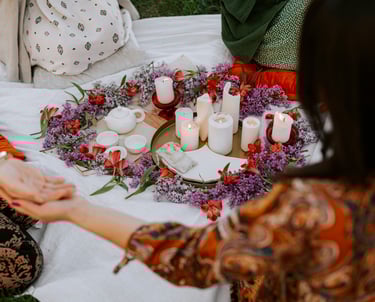 Frauen reichen sich die Hände im Kreis 
