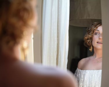 La mariée se regarde devant le miroir durant les préparatifs