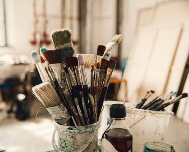 a bunch of brushes and paintbrushes in a paintbrush
