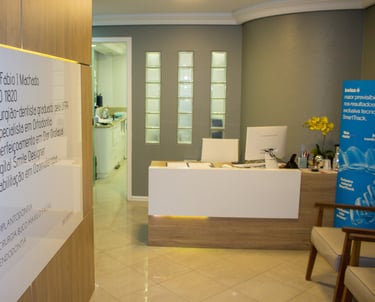 Recepção da clínica odontológica em Curitiba, bairro Batel, ambiente moderno e acolhedor!