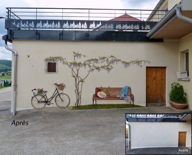 Avant/Après d'une fresque en trompe-l'oeil sur façade à Gellin, Doubs. Banc, glycine, vélo, lucarne.