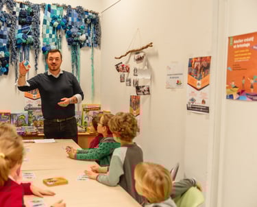 Animation ludique avec des enfants guidés par un animateur autour de jeux