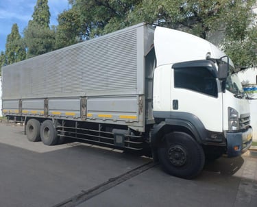 Armada truk logistik untuk layanan transportasi barang dalam negeri