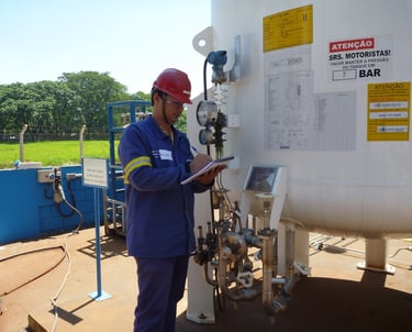 Técnico realizando o levantamento de NR13 e manutenção preventiva e corretiva no tanque.