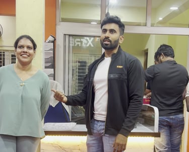 man appreciating woman for weight loss in Thuraiyur gym.