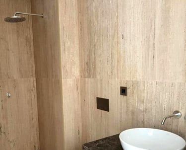 Trawertyn do łazienki jasny klasyczny, kamień naturalny włoski