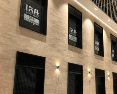 Trawertyn na ścianie jasny kremowy kamień naturalny włoski luksusowy