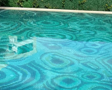 Glasmosaik für Pools – Maßgeschneiderte Kunst- individuelle Muster für den Pool