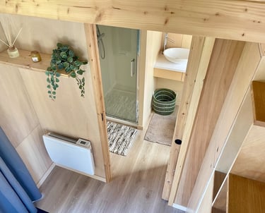 Une belle est grande salle de bain dans la Tiny House