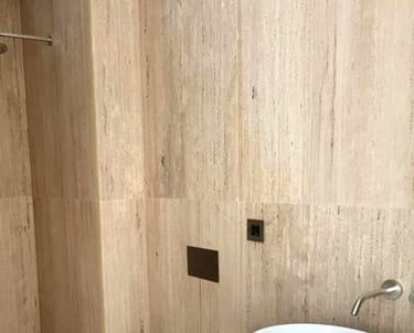 Trawertyn do łazienki jasny klasyczny, kamień naturalny włoski