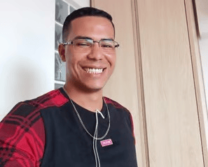Homem de óculos sorridente