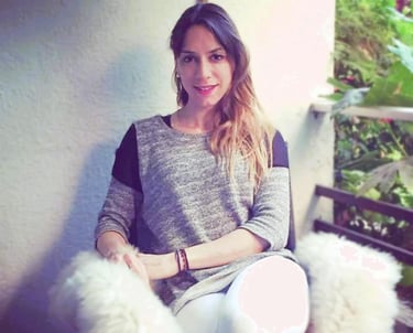 una mujer sentada sobre una piel de oveja