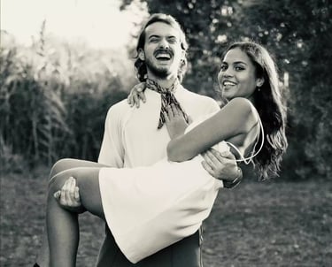 Couple qui rient en provence