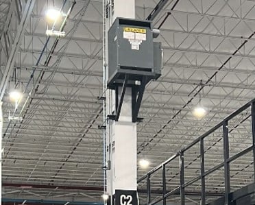 tablero electrico y transformador sujetados en columna metálica con soporte hecho a la medida.