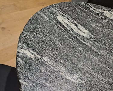 plateau de table oval en quartzite black beauty chant brut