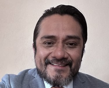 psicologo profesional sonriendo para una foto con ropa formal