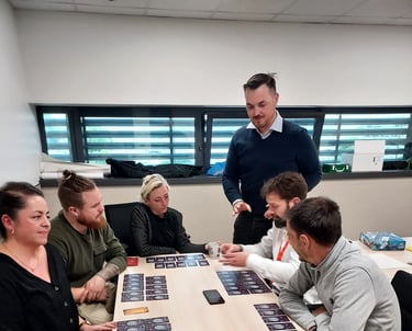 Animation de jeu de société pour adultes pendant un moment de cohésion pro en entreprise