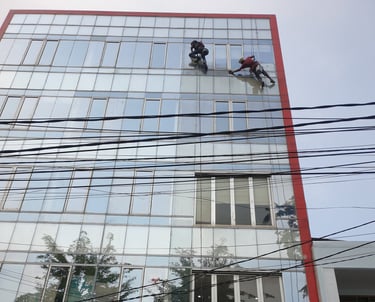 Pembersihan Kaca Gedung