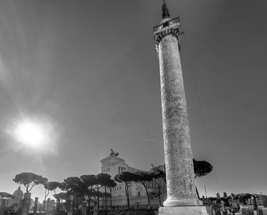 fori imperiali in bianco e nero. veduta dal basso della grande colonna con ombre e luci