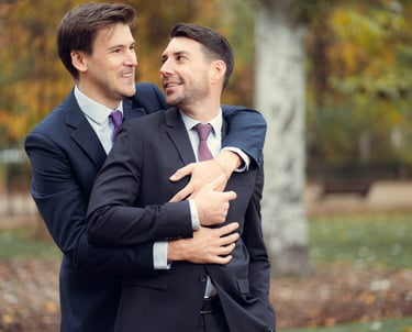 "Pareja gay casada en España, abrazándose y sonriendo en su boda, celebrando el amor."