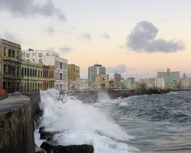 La promenade du Malecon au lever du soleil à La Havane