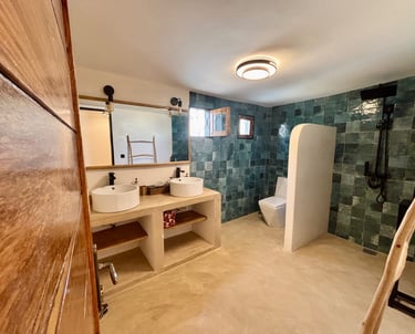Salle de bain d'une des suites du boutique hotel Maison Fimela situé dans le Sine Saloum