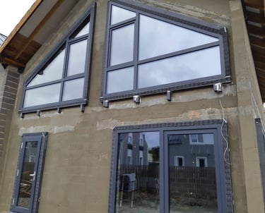 Langai A++ klasės namams . Termoprofiliai montavimui apšiltinamajame sluoksnyje .