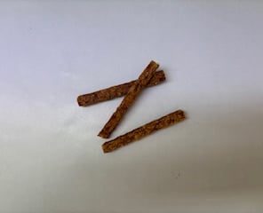 drei längliche Stück Entensticks