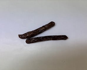 Zwei längliche Stück Pferdewürstchen