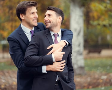 "Pareja gay casada en España, abrazándose y sonriendo en su boda, celebrando el amor."
