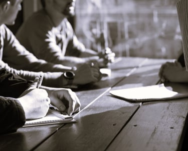 Photo d'un groupe de personnes prenant des notes