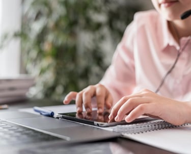 pessoa preenchendo formulário de contato