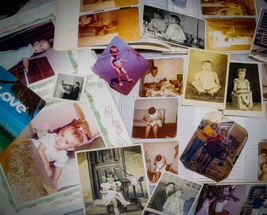 Várias fotos antigas de crianças e famílias