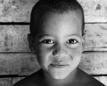 Portrait garçon cubain souriant