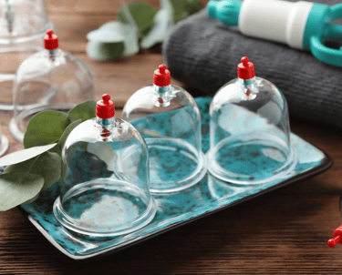 bandeja com copos de ventosaterapia