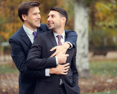 "Pareja gay casada en España, abrazándose y sonriendo en su boda, celebrando el amor."