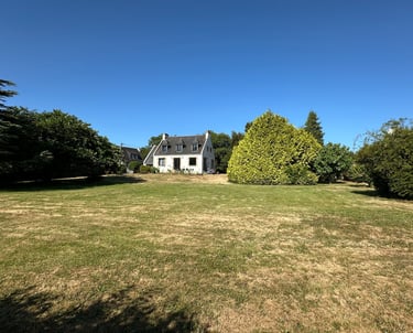 Une maison avec un immense jardin donnant accès sur la Ria d’Étel