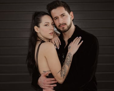 "Pareja heterosexual de novios en primer plano, posando con amor y complicidad."