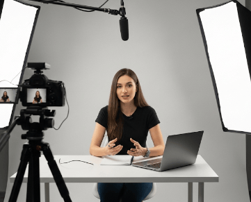 un piccolo set interno mentre gira un video di una ragazza che tiene un corso
