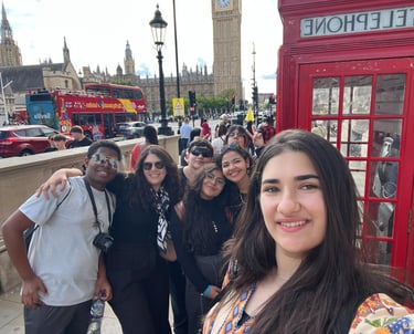 alunos de intercâmbio em Londres, cabine telefônica e Big Ben ao fundo