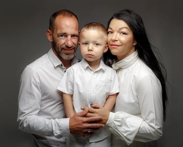 une famille pose en studio photo