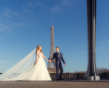 "Pareja heterosexual casada en París, celebrando su amor y unión frente a los icónicos monumentos de la ciudad."