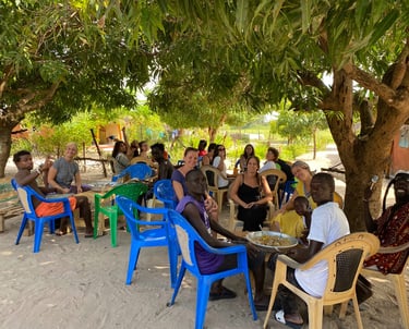 Photo représentant toutes les personne du voyage solidaire mangeant avec les locaux