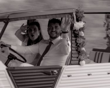 Hélène et didou au volant d'une Méhari 