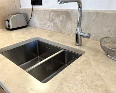 Trawertyn blat kuchenny jasny Bianco kamień naturalny włoski